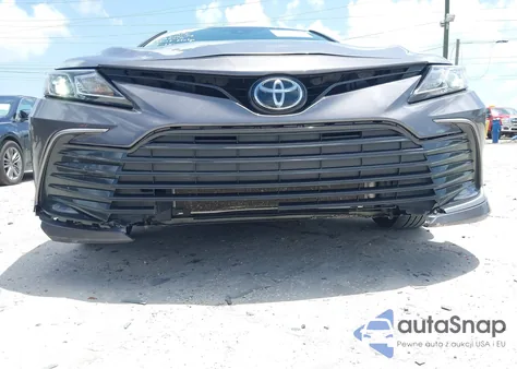 2021 Toyota Camry Le z USA, uszkodzony, nr VIN 4T1C11AK0MU605906